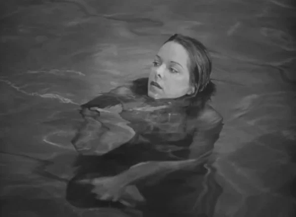 Alice v bazéne (scéne z filmu Cat People )